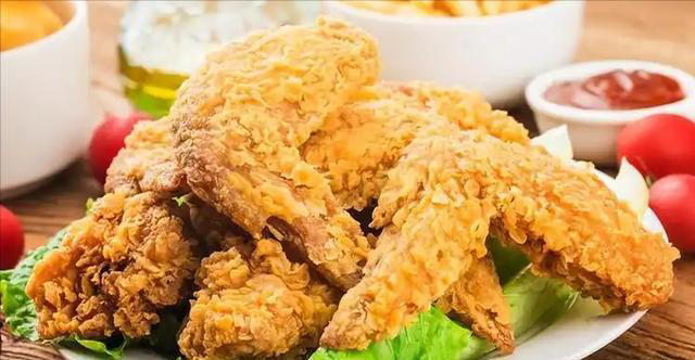 馒头与胃病的关系，专家告诫：若想保护胃部，要减少吃这4种食品